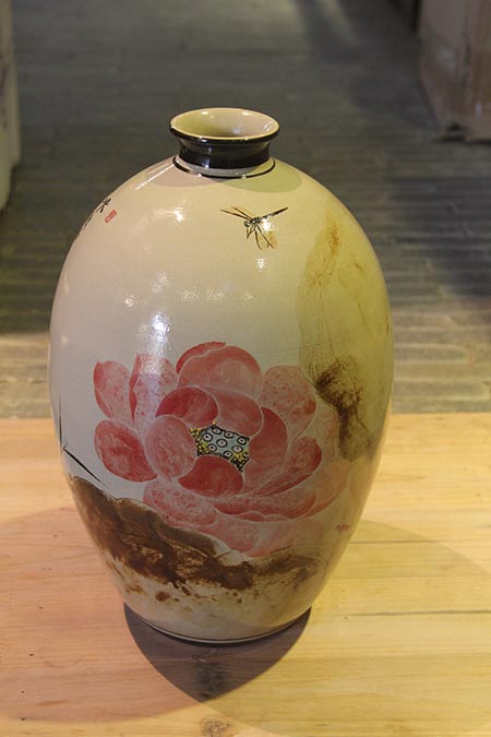 莲花彩绘瓶