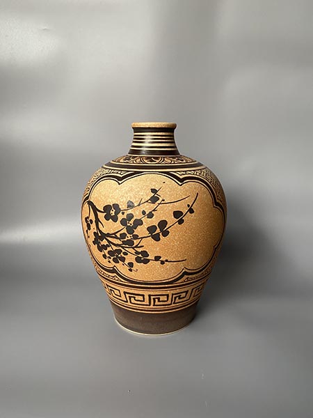 梅花纹彩绘瓶